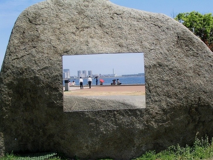 Ein aus einem einzigen Steinkörper gehauenes "Fenster"; wir sind in Kobe, Japan