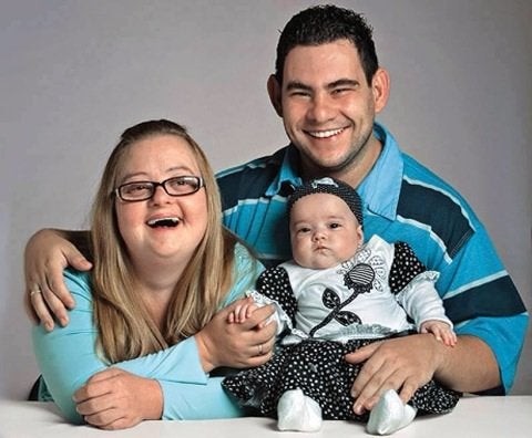 4. Ela tem síndrome de Down, ele tem uma deficiência mental leve, mas o bebê está perfeitamente saudável: juntos formam uma família super feliz!