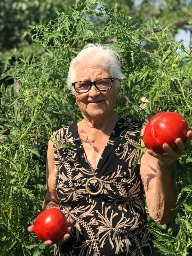 8. Minha avó se orgulha de cultivar seu jardim, agora como no passado!