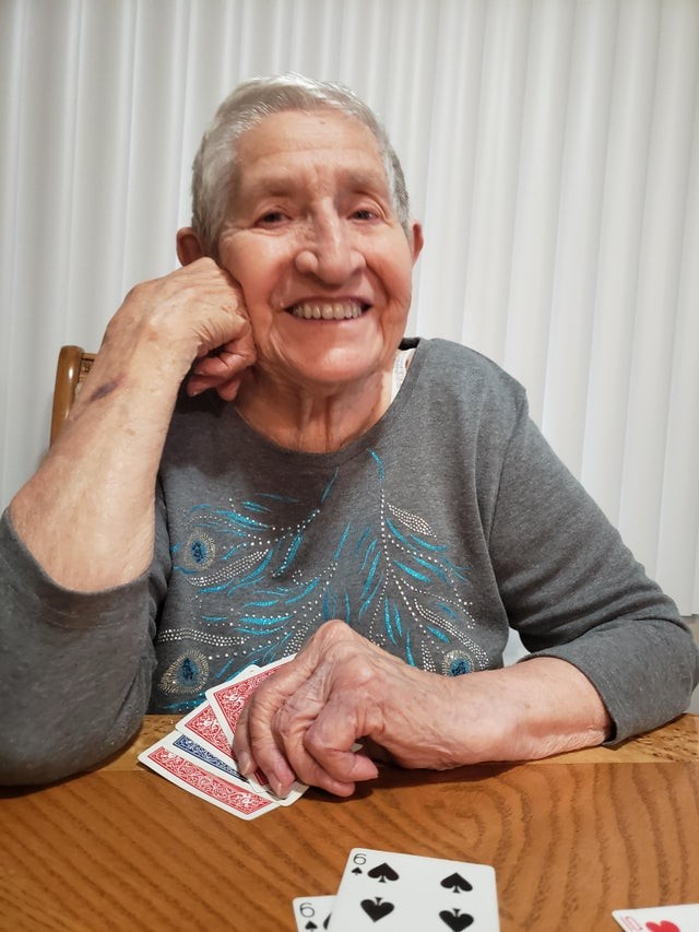 9. Minha incrível avó tem 96 anos, mas ela ainda é imbatível nas cartas!