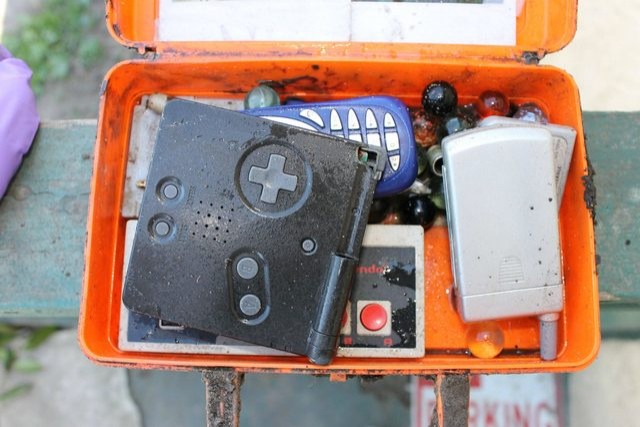 1. Ristrutturando casa ho trovato questa valigetta arancione: l'ho aperta e sono stato subito catapultato negli anni '90!