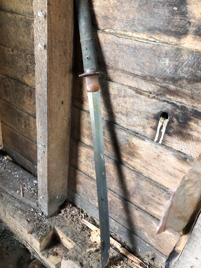 14. Ich habe es gefunden, indem ich ein etwa 100 Jahre altes Haus renoviert habe: es ist immer noch in ausgezeichnetem Zustand und vor allem sehr scharf, es sieht aus wie ein Samurai- Schwert!