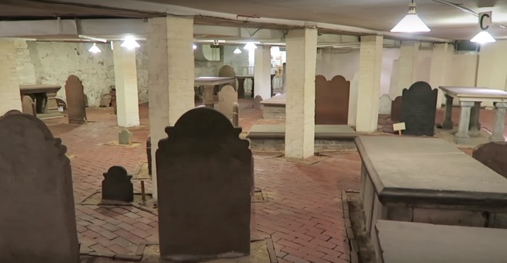 7. Quando un cimitero del 1800 viene letteralmente "sepolto" da un nuovo edificio costruito lì sopra