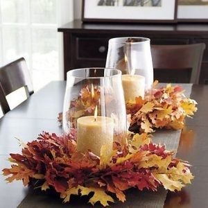1. Een eenvoudig bed van gekleurde bladeren rondom de vazen met kaarsen is een eenvoudig idee met een groot effect