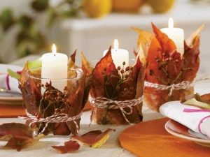 2. Een idee voor last-minute decoraties: wikkel kaarsen in bladeren en bind ze vast met touw