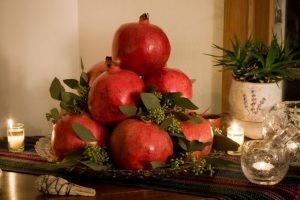 9. Eine exquisite Herbstfrucht triumphiert in der Mitte des Tisches: der Granatapfel