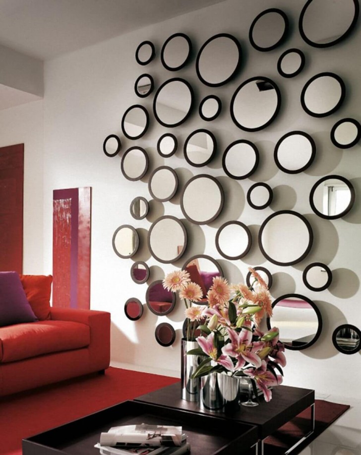 11. Tanti specchi, tutti dello stesso modello ma dimensioni diverse: la parete sembra così ospitare un'installazione artistica all'avanguardia