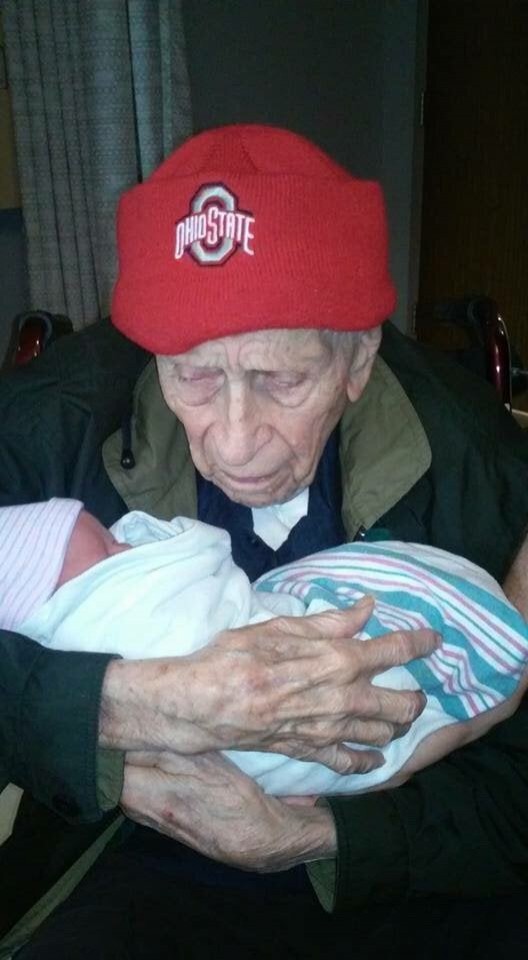 Mio nonno di 100 anni tiene tra le braccia per la prima volta il nipotino...di 1 anno!