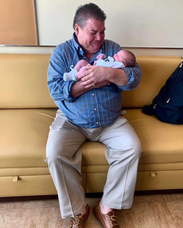 Un neo-nonno piange quando tiene tra le braccia per la prima volta suo nipote appena nato...