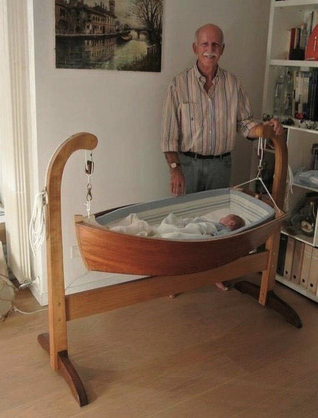 Un nonno volenteroso ha realizzato una culla di legno per il suo nipotino!