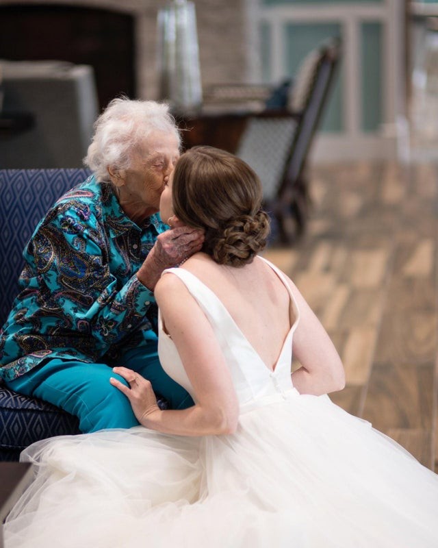 Anche se la nipote è cresciuta, non ha potuto fare a meno di presentarsi vestita da sposa alla casa di riposo in cui si trovava la nonna: un bacio da lacrime calde!