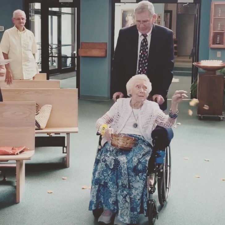 Lei è la nonna di 101 anni, e sta facendo la ragazza dei fiori al matrimonio del nipote...che cosa commovente!