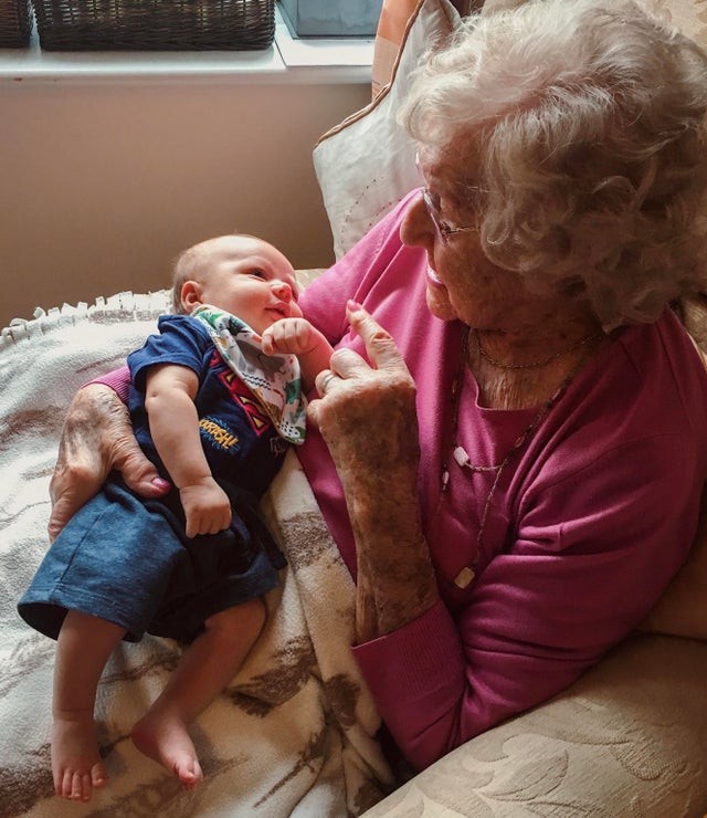 Quando gli occhi di una nonna si posano per la prima volta su quelli della nipotina appena nata...