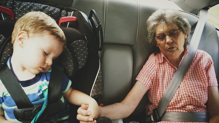 Nonna e nipotino in macchina...che duo dinamico!