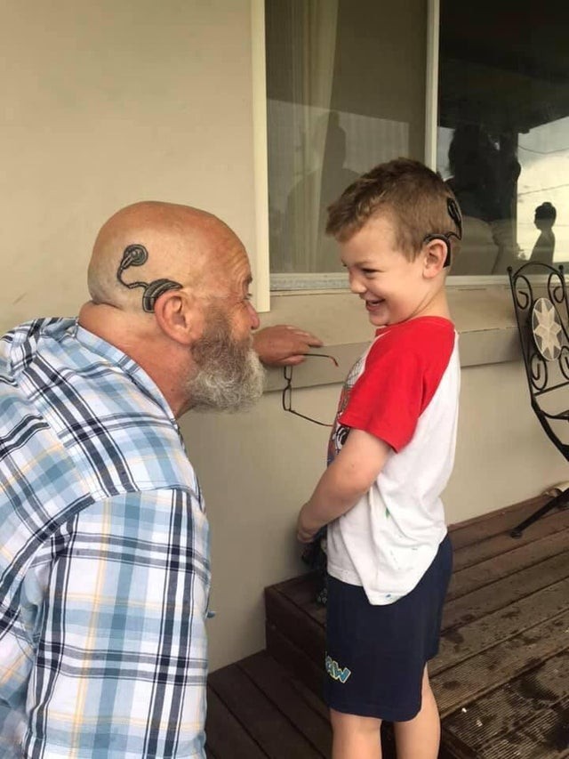 Il nonno decide di fare un tatuaggio per far sentire meno solo il suo nipotino con impianto cocleare