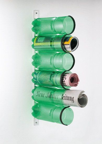 10. Porta riviste o portaoggetti da parete, con una guarnizione di gomma che scende a zigzag sui bordi delle bottiglie di plastica riciclate