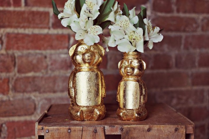 6. Barattoli del miele o altri con forme simpatiche diventano simpaticissimi vasi per fiori se li dipingete o - meglio ancora - li rivestite con foglia d'oro