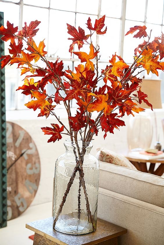 1. Un vase en verre très simple et quelques branches colorées : c'est tout ce dont vous avez besoin
