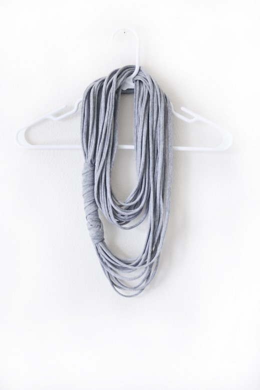 7. Ritagliate una fettuccia lunghissima da una vecchia T-shirt e in poco tempo confezionerete una sciarpa-collana
