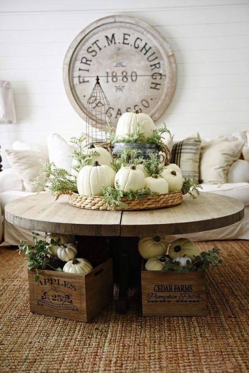 1. Een tafelstuk met witte pompoenen en kisten met dezelfde decoratie eronder, die eventueel ook in andere hoeken van de kamer kunnen worden geplaatst