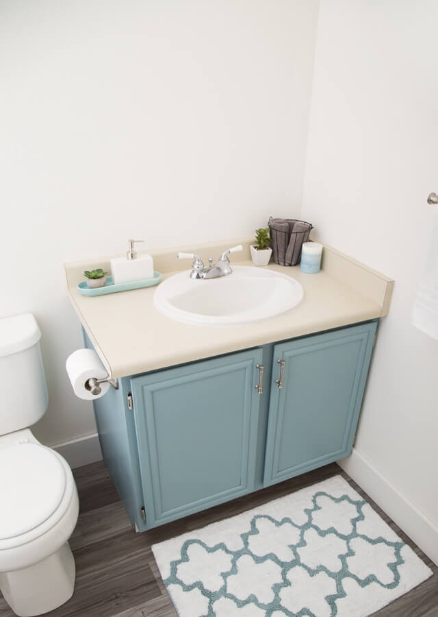1. Haben Sie ein Badezimmer in Weiß- und Grautönen? Eine Farbe, die Sie in Betracht ziehen könnten, um Ihren Möbeln neues Leben einzuhauchen, ist Himmelblau oder Luftblau