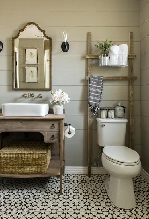 13. Benötigen Sie ein Möbelstück, um Gegenstände um die Toilette herum zu platzieren? Sie können eine alte Leiter benutzen!