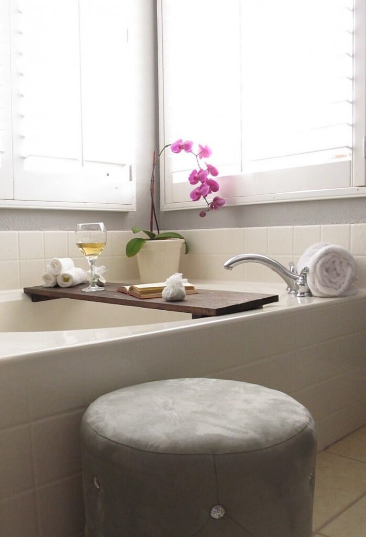 9. Coccolatevi durante il bagno in vasca con un comodo vassoio di legno fai da te delle dimensioni perfette