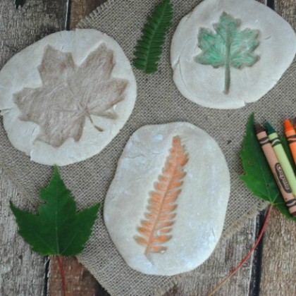 10. Stendete dischi di pasta di sale o altra pasta modellabile, poi imprimeteci le foglie raccolte perché lascino l'impronta come fossero fossili e coloratele a piacere.