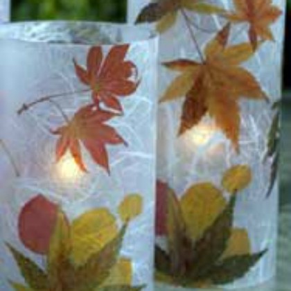 9. Carta velina e foglie per creare con l'aiuto dei piccoli delle splendide lanterne autunnali