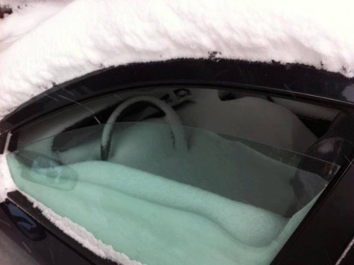 2. Das ist es, was passiert, wenn du die Autofenster kurz vor einem Schneesturm zu schließen vergisst ...