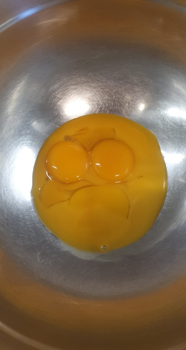 Un jaune d'œuf qui ne semble pas du tout heureux d'être dans le récipient !