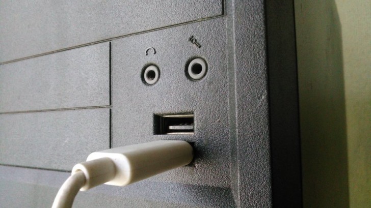 Une prise pour clé USB qui ne semble pas passer un mauvais moment !
