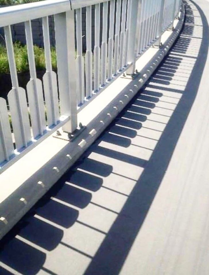 Der Schatten dieses Geländers ähnelt den Tasten eines Klaviers