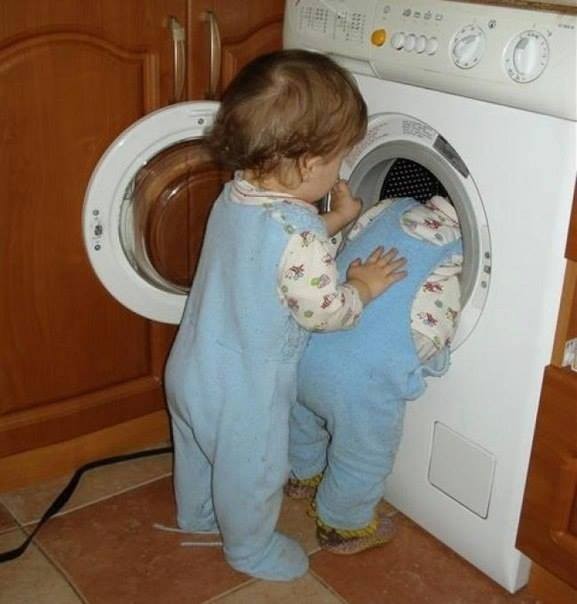 2. Chi glielo spiega che la sorellina non si mette in lavatrice?