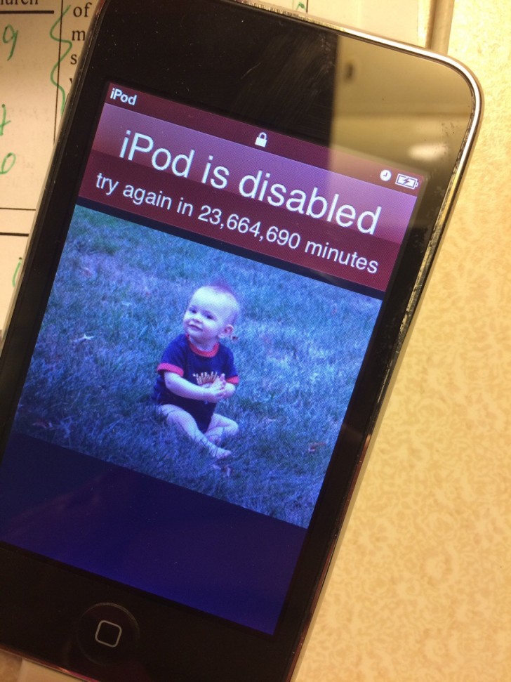 7. Eu me distraí por alguns minutos e meu filho bloqueou meu iPod por cerca de 45 anos...