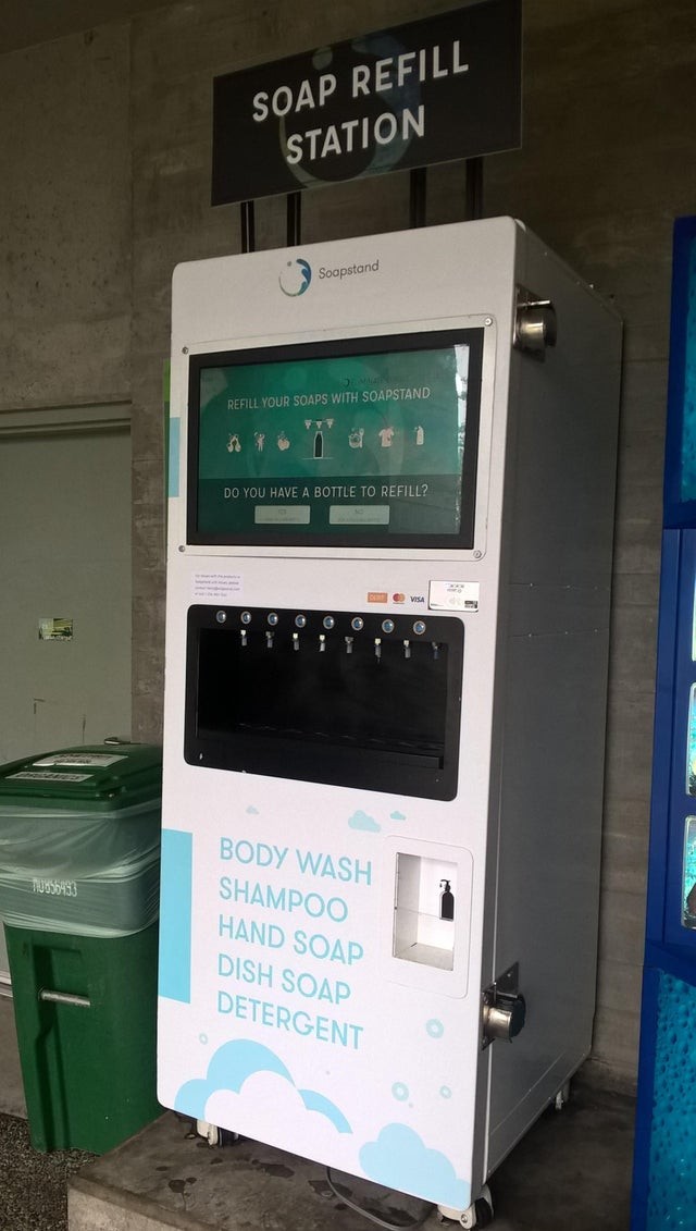 10. Cette université canadienne a mis en place un distributeur où remplir les nettoyants d'hygiène personnelle et domestique