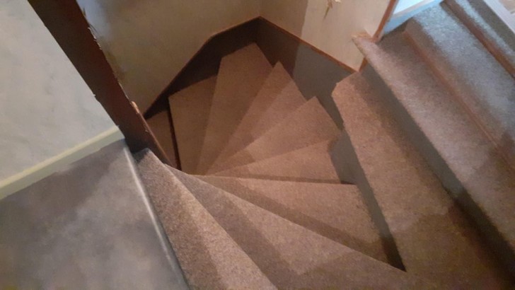 1. Wenn Sie die Unversehrtheit Ihrer Knochen schätzen, wollen Sie diese Treppe besser nicht nach unten gehen...