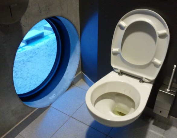 14. Toiletten mit Bullaugen: auch das ist nicht das Maximum an Privatsphäre