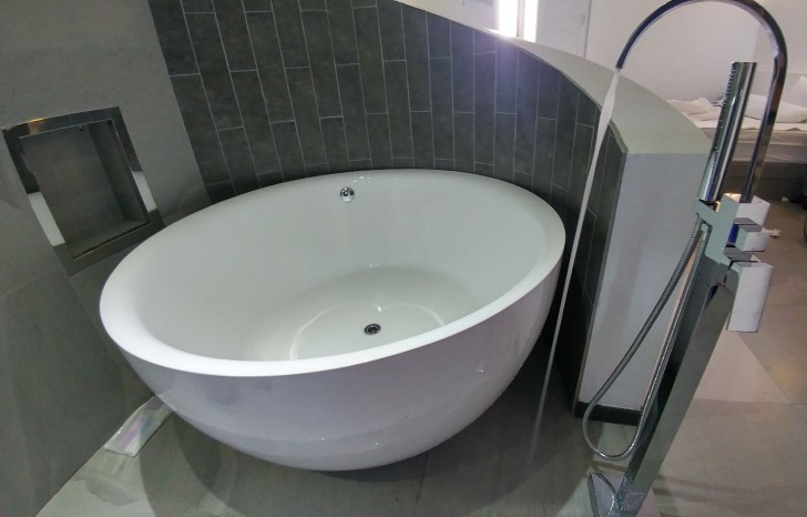 3. Deze badkuip is prachtig! Jammer dat je het niet kunt vullen... degene die het heeft gemonteerd heeft het niet goed opgemeten!