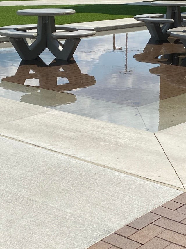 7. Davvero un bel lavoro di ristrutturazione: ora quando piove questi tavoli diventano degli "isolotti" in mezzo a una piscina