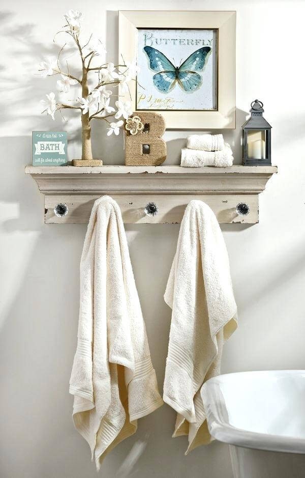 10. Als je een plank in de badkamer monteert met knoppen (of haken), heb je de perfecte handdoekhanger