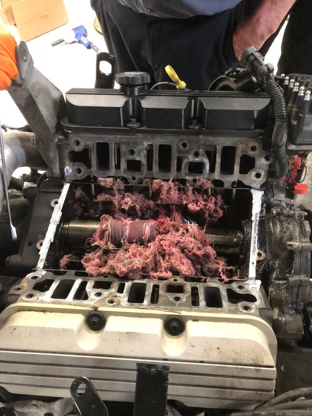 3. Questo meccanico ha dimenticato degli stracci nel vano motore dopo aver fatto la riparazione. Ora deve sostituire tutto.