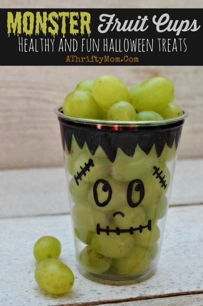 11. Dentro a un bicchiere trasparente, l'uva verde crea il mostro di Frankenstein