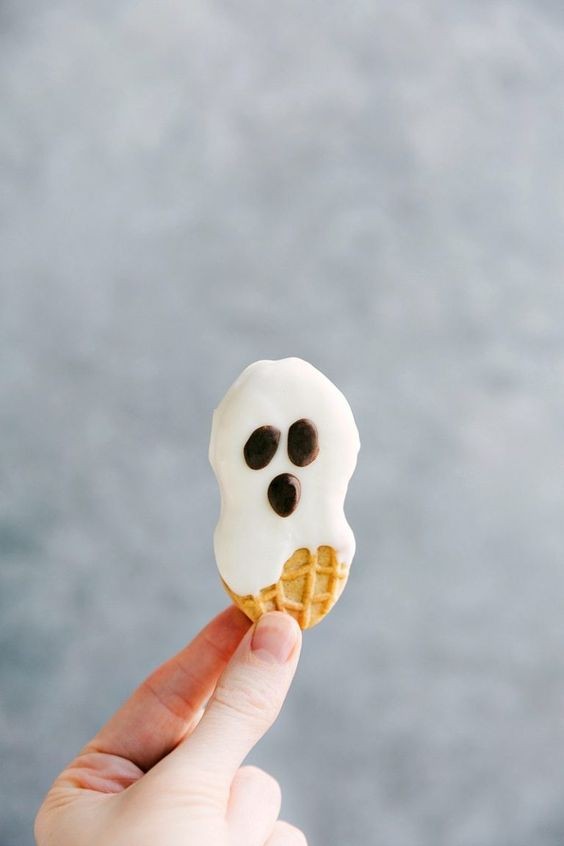 8. La glassa bianca è perfetta per trasformare biscotti in fantasmi