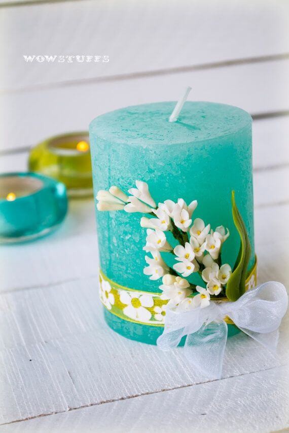 7. Se avete rametti di fiori realizzati con paste modellabili, potete usarli per decorare le candele