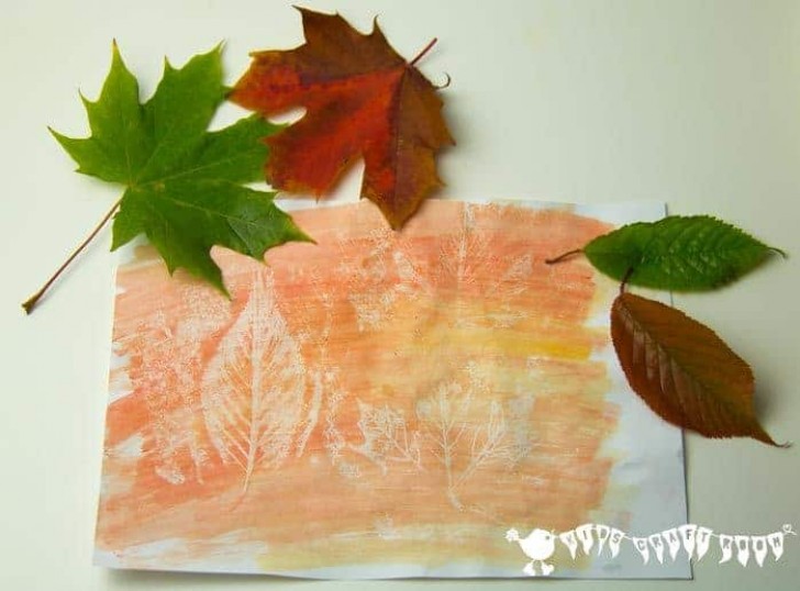 4. Positionnez les feuilles sous le papier et placez une bougie de cire dessus. Ensuite, badigeonnez les aquarelles à volonté : vous verrez émerger les veines des feuilles !