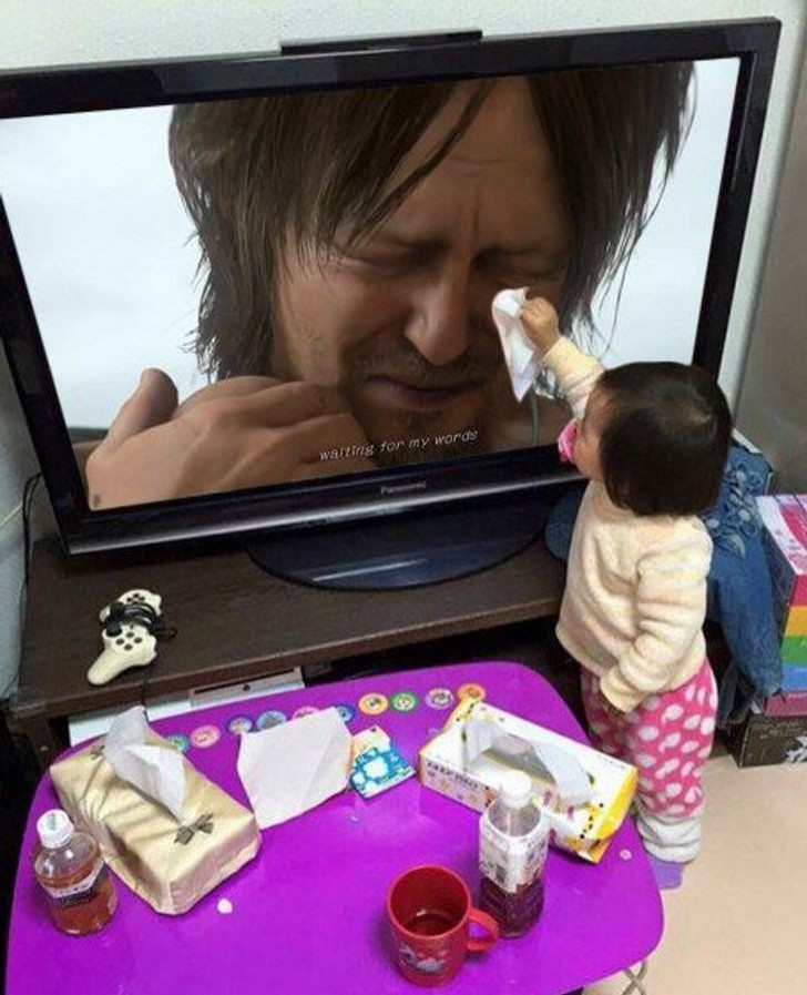 1. Une petite fille voit un homme pleurer à la télévision et essaie instinctivement d'essuyer ses larmes avec un mouchoir