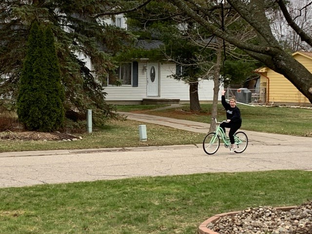 14. "J'ai acheté un vélo à ma copine... c'est le premier qu'elle monte depuis qu'elle est petite. Comme vous pouvez le voir, elle est très heureuse"