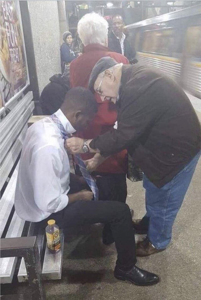 4. Un monsieur a décidé d'aider un jeune homme bien habillé à arranger sa cravate, probablement pour un entretien, sur le quai du métro... une scène émouvante !