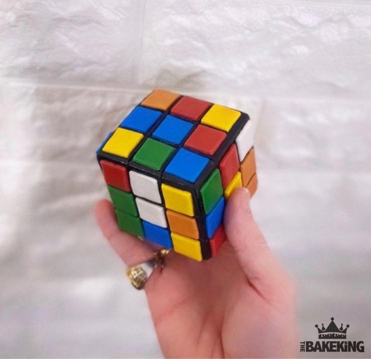 Stop maar met het oplossen van de Rubik's Cube - het enige wat hier moet worden opgelost, is welke kant van de kubus op het bord moet liggen...